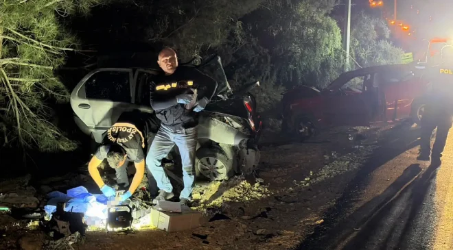 ADANA’DA KORKU DOLU ANLAR: İKİ OTOMOBİL KAFA KAFAYA ÇARPIŞTI! GENÇ ÇİFT HAYATINI KAYBETTİ, 4 YAŞINDAKİ KIZLARI YARALI!