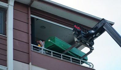ÇORUM’DA SIRA DIŞI OPERASYON: 250 KİLOLUK KİŞİNİN CENAZESİ 4. KATTAN TELESKOPİK FORKLİFTLE İNDİRİLDİ!