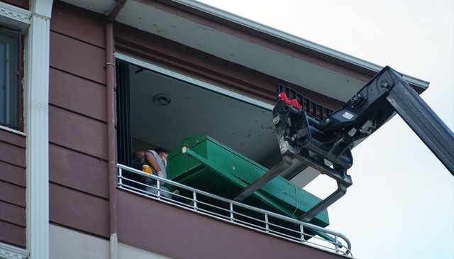 ÇORUM’DA SIRA DIŞI OPERASYON: 250 KİLOLUK KİŞİNİN CENAZESİ 4. KATTAN TELESKOPİK FORKLİFTLE İNDİRİLDİ!