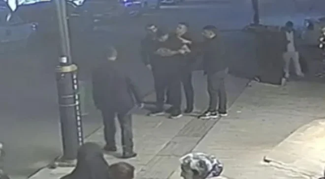 MUŞ’TA NEFES KESEN DAKİKALAR: BOĞAZINA LİMON KAÇAN GENCİ “HEIMLICH” KURTARDI!