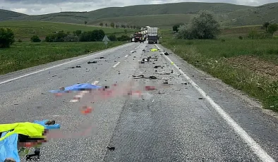SEVDİĞİNİN GÖZLERİ ÖNÜNDE FECİ ŞEKİLDE CAN VERDİ! Karşı Yönden Gelen Dev Tır Otomobil Gibi Ezdi Geçti!