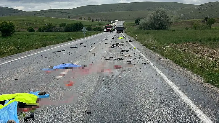 SEVDİĞİNİN GÖZLERİ ÖNÜNDE FECİ ŞEKİLDE CAN VERDİ! Karşı Yönden Gelen Dev Tır Otomobil Gibi Ezdi Geçti!
