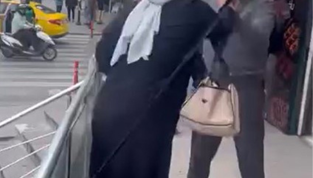 ESENYURT’TA KISKANÇLIK FACİASI: AKLİ DENGESİ YERİNDE OLMAYAN KADIN DEHŞET SAÇTI! 3 YERİNDEN BIÇAKLADI!