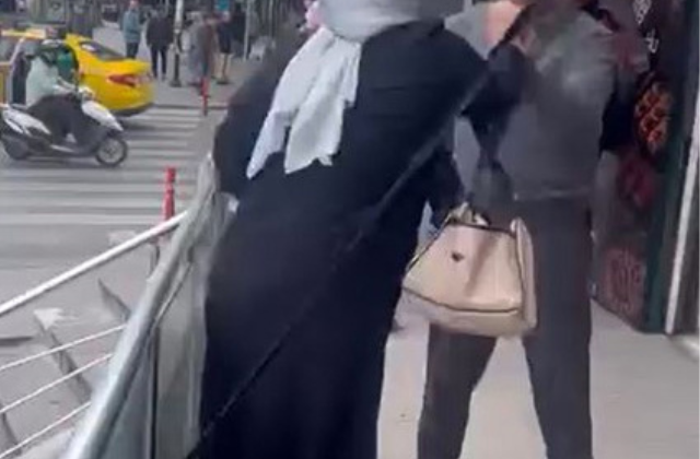 ESENYURT’TA KISKANÇLIK FACİASI: AKLİ DENGESİ YERİNDE OLMAYAN KADIN DEHŞET SAÇTI! 3 YERİNDEN BIÇAKLADI!