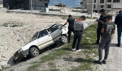 KÜTAHYA’DA EHLİYETSİZ GENÇ DEHŞETİ: ŞARAMPOLE UÇTU, 282 BİN TL CEZA YEDİ!