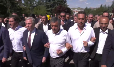 ANKARA’DA TARİHİ YÜRÜYÜŞ: ÖZGÜR ÖZEL BİNLERCE KİŞİYLE ANITKABİR’E YÜRÜDÜ! “BU İKTİDAR YÜRÜYÜŞÜNÜN İLK ADIMIDIR”