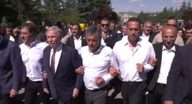 ANKARA’DA TARİHİ YÜRÜYÜŞ: ÖZGÜR ÖZEL BİNLERCE KİŞİYLE ANITKABİR’E YÜRÜDÜ! “BU İKTİDAR YÜRÜYÜŞÜNÜN İLK ADIMIDIR”