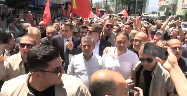 İZMİR’DE KORDON ABLUKAYA ALINDI: ÖZGÜR ÖZEL MİTİNGİ ÖNCESİ CUMHURİYET MEYDANI KARIŞTI! VATANDAŞA TOMA’LI MÜDAHALE!