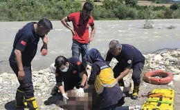 ADANA’DA KORKUNÇ BOĞULMA VAKASI: SERİNLEMEK İSTEDİ, AZGIN AKINTIYA KAPILDI! CANSIZ BEDENİ 10 KİLOMETRE UZAKTA BULUNDU!