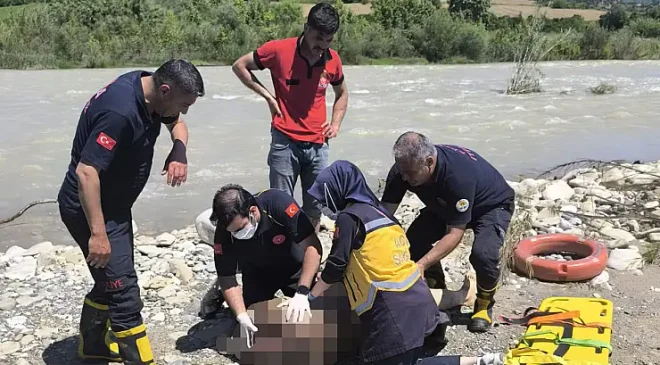 ADANA’DA KORKUNÇ BOĞULMA VAKASI: SERİNLEMEK İSTEDİ, AZGIN AKINTIYA KAPILDI! CANSIZ BEDENİ 10 KİLOMETRE UZAKTA BULUNDU!