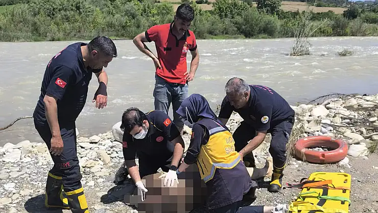 ADANA’DA KORKUNÇ BOĞULMA VAKASI: SERİNLEMEK İSTEDİ, AZGIN AKINTIYA KAPILDI! CANSIZ BEDENİ 10 KİLOMETRE UZAKTA BULUNDU!