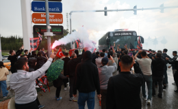 ÇORUM’DA TARİHİ DEVRİM: ÇORUM FK 2-0’LIK ZAFERLE SÜPER LİG’DE! KENTTE ŞAMPİYONLUK CEHENNEMİ, MEŞALELER GECEYİ AYDINLATTI!