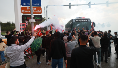 ÇORUM’DA TARİHİ DEVRİM: ÇORUM FK 2-0’LIK ZAFERLE SÜPER LİG’DE! KENTTE ŞAMPİYONLUK CEHENNEMİ, MEŞALELER GECEYİ AYDINLATTI!
