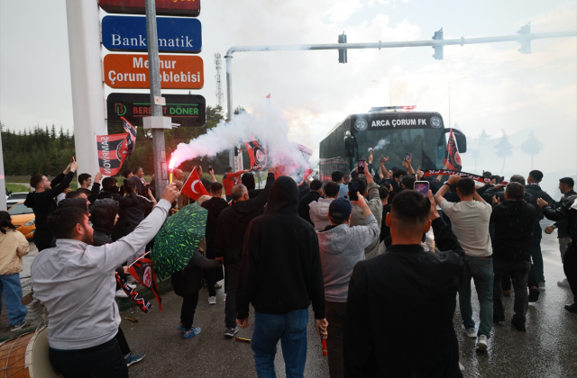 ÇORUM’DA TARİHİ DEVRİM: ÇORUM FK 2-0’LIK ZAFERLE SÜPER LİG’DE! KENTTE ŞAMPİYONLUK CEHENNEMİ, MEŞALELER GECEYİ AYDINLATTI!