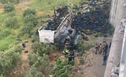 TAG OTOYOLU’NDA DEHŞET GECESİ: SEBZE YÜKLÜ TIR VİYADÜKTEN UÇTU, TERS DÖNDÜ! 3 ÖLÜ, 3 YARALI!