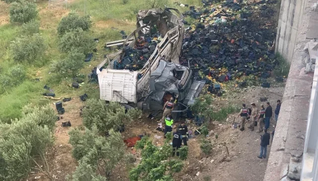 TAG OTOYOLU’NDA DEHŞET GECESİ: SEBZE YÜKLÜ TIR VİYADÜKTEN UÇTU, TERS DÖNDÜ! 3 ÖLÜ, 3 YARALI!