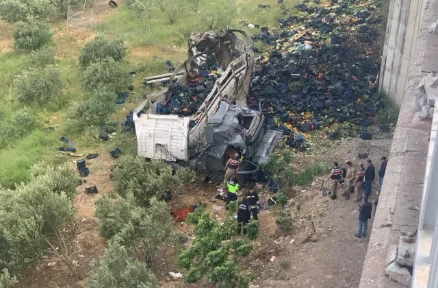 TAG OTOYOLU’NDA DEHŞET GECESİ: SEBZE YÜKLÜ TIR VİYADÜKTEN UÇTU, TERS DÖNDÜ! 3 ÖLÜ, 3 YARALI!