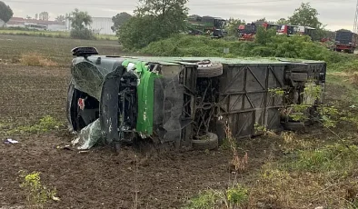 ÇANAKKALE GİRİŞİNDE TUR OTOBÜSÜ TARLAYA DEVRİLDİ: 46 YARALI! ŞEHİTLİK YOLUNDA CAN PAZARI!