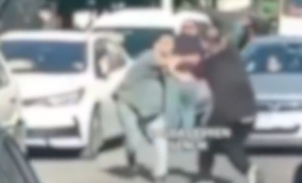 İSTANBUL’DA TRAFİKTE DEHŞET: SULTANGAZİ’DE KAZA KAVGASI VAHŞETLE BİTTİ! 25 YAŞINDAKİ BARAN FAKHANİ YAŞAMINI YİTİRDİ, BABA VE KARDEŞ AĞIR YARALI!