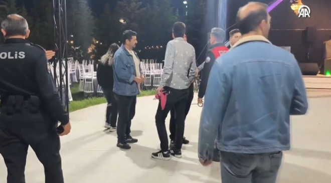 MEZUNİYET GECESİ KABUSA DÖNDÜ: KÜTAHYA’DA BALODA “YAN BAKMA” DEHŞETİ! 2 GENÇ BIÇAKLA YARALANDI, SALON SAVAŞ ALANINA DÖNDÜ!
