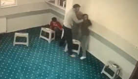 KONYA’DA YURTTA DEHŞET ANLARI: KÜÇÜCÜK ÇOCUĞA TEKME TOKAT VAHŞİ DARPTA BULUNAN GÖREVLİ JET HIZIYLA GÖREVDEN ALINDI! ADLİ SORUŞTURMA ALARMI!