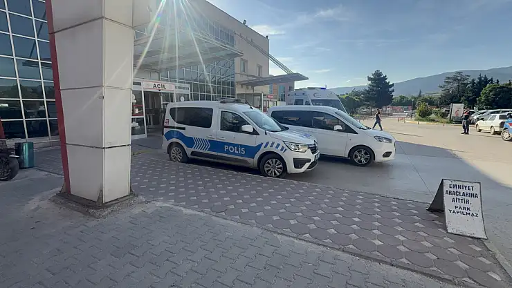 AMCA OĞULLARININ KANLI HESAPLAŞMASI: 76 YAŞINDAKİ MEHMET ÇOKYAMAN OLAY YERİNDE CAN VERDİ, 3 YARALIDAN BİRİNİN DURUMU KRİTİK! OCAKLI ŞELALESİ SAVAŞ ALANINA DÖNDÜ!