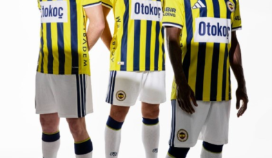 FENERBAHÇE’DE TARİHİ GECE: 120. YILA ÖZEL YENİ SEZON FORMALARI EN ÜST PERDEDEN LANSE EDİLDİ! EFSANE ÇUBUKLU GERİ DÖNDÜ!