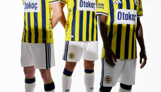 FENERBAHÇE’DE TARİHİ GECE: 120. YILA ÖZEL YENİ SEZON FORMALARI EN ÜST PERDEDEN LANSE EDİLDİ! EFSANE ÇUBUKLU GERİ DÖNDÜ!