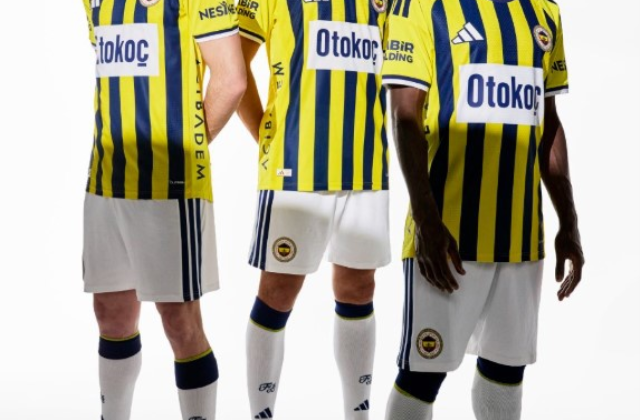 FENERBAHÇE’DE TARİHİ GECE: 120. YILA ÖZEL YENİ SEZON FORMALARI EN ÜST PERDEDEN LANSE EDİLDİ! EFSANE ÇUBUKLU GERİ DÖNDÜ!