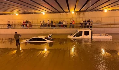 KONYA’DA YAZ SAĞANAĞI DEHŞETİ: ALT GEÇİTLER GÖLE DÖNDÜ, ARAÇLAR SUYA GÖMÜLDÜ! TRAFİK ASAYİŞİ ALARMA GEÇTİ, ANAPLANLAR FELÇ OLDU!