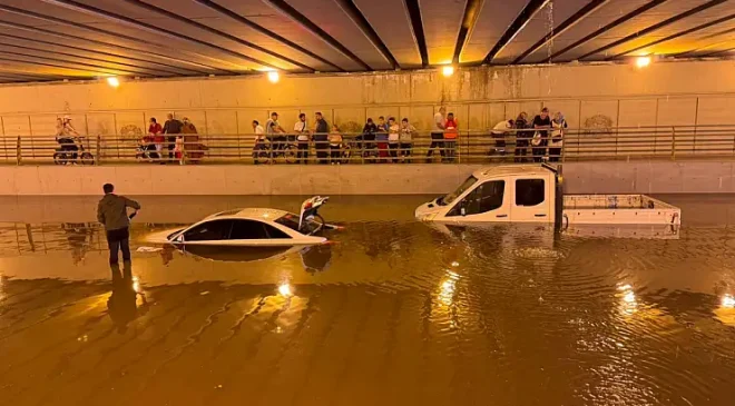 KONYA’DA YAZ SAĞANAĞI DEHŞETİ: ALT GEÇİTLER GÖLE DÖNDÜ, ARAÇLAR SUYA GÖMÜLDÜ! TRAFİK ASAYİŞİ ALARMA GEÇTİ, ANAPLANLAR FELÇ OLDU!