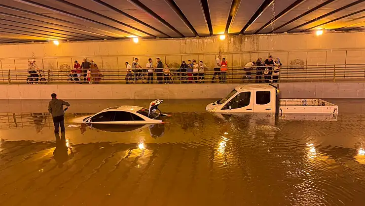 KONYA’DA YAZ SAĞANAĞI DEHŞETİ: ALT GEÇİTLER GÖLE DÖNDÜ, ARAÇLAR SUYA GÖMÜLDÜ! TRAFİK ASAYİŞİ ALARMA GEÇTİ, ANAPLANLAR FELÇ OLDU!