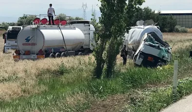 Konya-Adana Kara Yolunda Feci Kaza: Şarampole Devrilen Tankerin Sürücüsü Kabinde Sıkıştı!