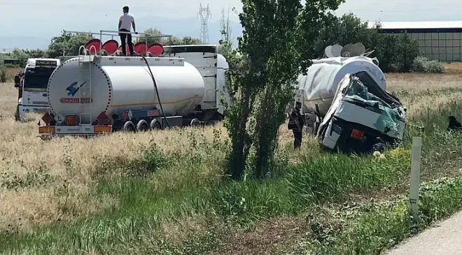 Konya-Adana Kara Yolunda Feci Kaza: Şarampole Devrilen Tankerin Sürücüsü Kabinde Sıkıştı!