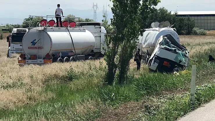 Konya-Adana Kara Yolunda Feci Kaza: Şarampole Devrilen Tankerin Sürücüsü Kabinde Sıkıştı!