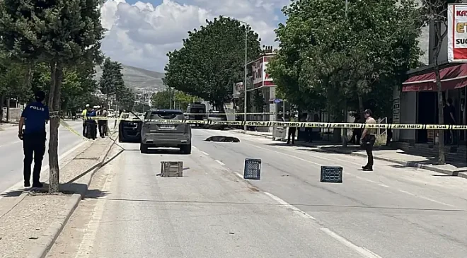 KONYA MERKEZDE TRAFİK TERÖRÜ: YENİ SİLLE CADDESİ’NDE KARŞIDAN KARŞIYA GEÇEN 27 YAŞINDAKİ AYŞENUR CAN SUV ARACIN ÇARPMASIYLA OLAY YERİNDE CAN VERDİ!
