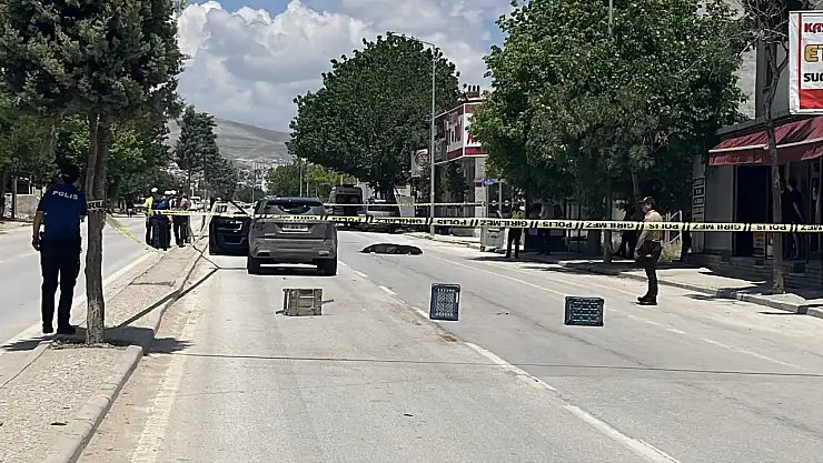 KONYA MERKEZDE TRAFİK TERÖRÜ: YENİ SİLLE CADDESİ’NDE KARŞIDAN KARŞIYA GEÇEN 27 YAŞINDAKİ AYŞENUR CAN SUV ARACIN ÇARPMASIYLA OLAY YERİNDE CAN VERDİ!