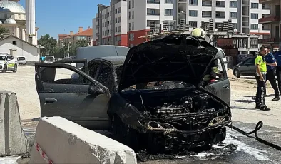 Konya Merkezde Korku Dolu Anlar: Seyir Halindeki Otomobil Alev Alev Yandı!