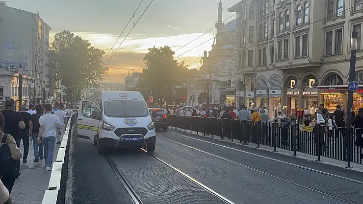 İSTANBUL’DA TRAMVAY HATTINDA CAN PAZARI: RAYLARA DÜŞEN 6 YAŞINDAKİ MUHAMMED TRAMVAYIN ALTINDA KALARAK FECİ ŞEKİLDE CAN VERDİ! T1 HATTI ALARMA GEÇTİ!