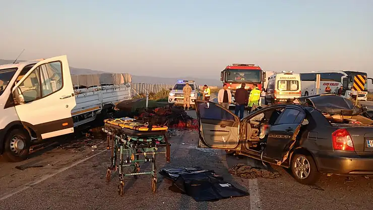 Erzurum’da Katliam Gibi Kaza: Otomobil Kiraz Yüklü Kamyonete Arkadan Çarptı, 3 Ölü, 3 Yaralı!