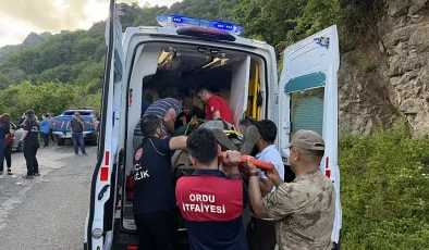 ORDU’DA KATLİAM GİBİ KAZA: DIK YOKUŞU TIRMANAN YOLCU MİNİBÜSÜ UÇURUMA YUVARLANDI! ARALARINDA ÇOCUKLARIN DA BULUNDUĞU 9 YARALI VAR!