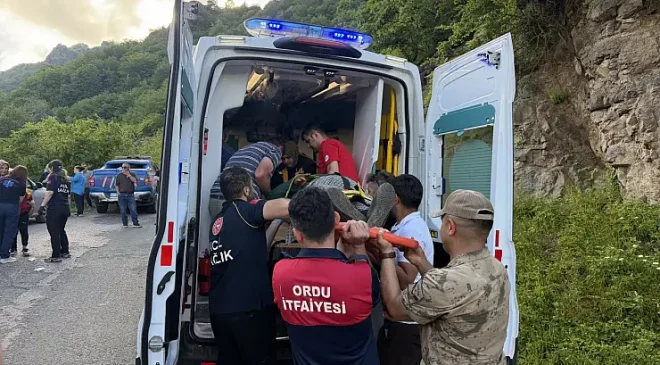 ORDU’DA KATLİAM GİBİ KAZA: DIK YOKUŞU TIRMANAN YOLCU MİNİBÜSÜ UÇURUMA YUVARLANDI! ARALARINDA ÇOCUKLARIN DA BULUNDUĞU 9 YARALI VAR!