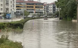 Ani Yağış Konya’yı Vurdu! Caddeler Göle Döndü, Sürücüler Yolda Mahsur Kaldı