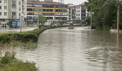 Ani Yağış Konya’yı Vurdu! Caddeler Göle Döndü, Sürücüler Yolda Mahsur Kaldı