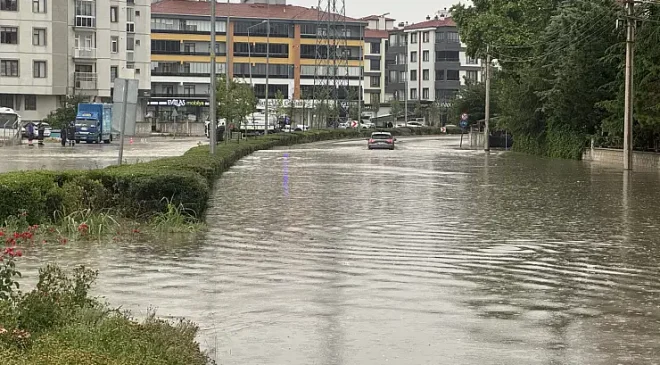 Ani Yağış Konya’yı Vurdu! Caddeler Göle Döndü, Sürücüler Yolda Mahsur Kaldı