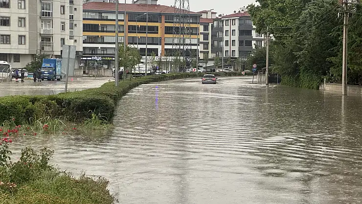 Ani Yağış Konya’yı Vurdu! Caddeler Göle Döndü, Sürücüler Yolda Mahsur Kaldı