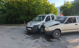 Seydişehir’de Kavşak Faciası: Hafif Ticari Araç ile Otomobil Çarpıştı, 4 Yaralı Var!