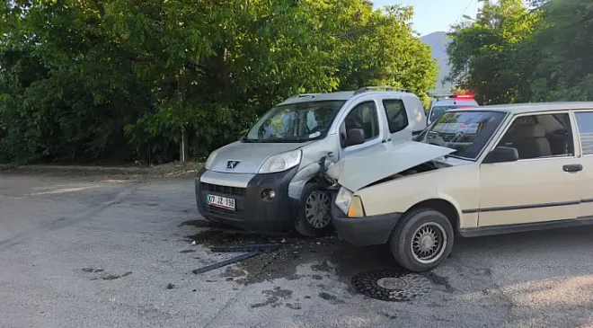 Seydişehir’de Kavşak Faciası: Hafif Ticari Araç ile Otomobil Çarpıştı, 4 Yaralı Var!