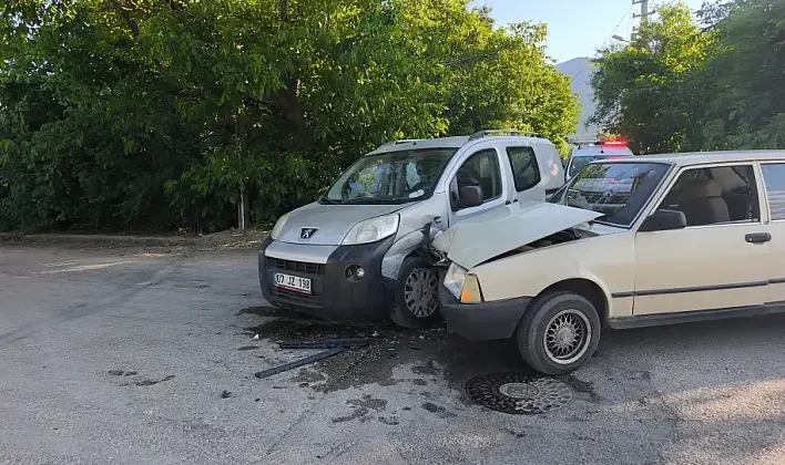 Seydişehir’de Kavşak Faciası: Hafif Ticari Araç ile Otomobil Çarpıştı, 4 Yaralı Var!