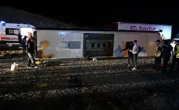 Gece Yarısı Devrilen Yolcu Otobüsünde Can Pazarı: 40 Kişi Yaralandı!